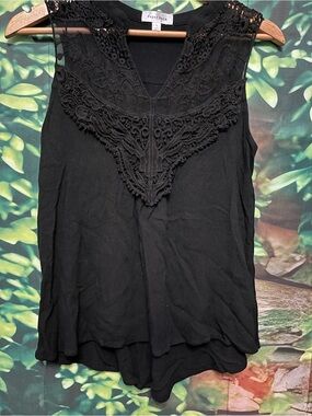 Black Lace Yoke Sleeveless Blouse - Socialite